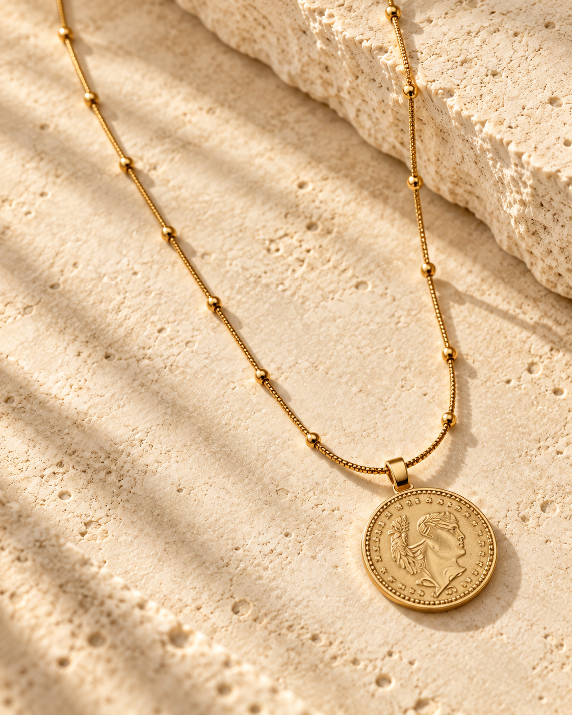 Collier médaille dorée — gros plan