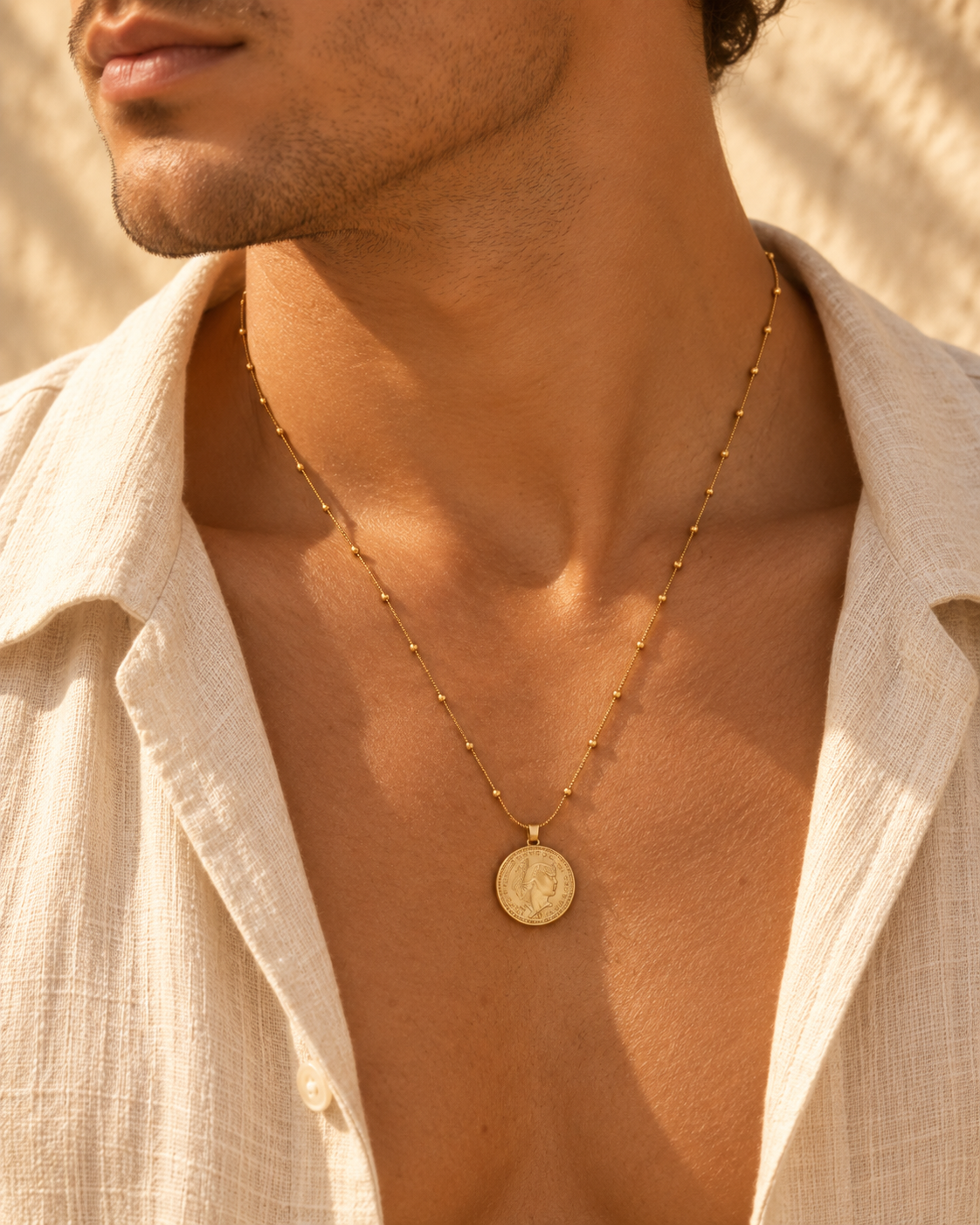 Collier médaille dorée — porté par un homme