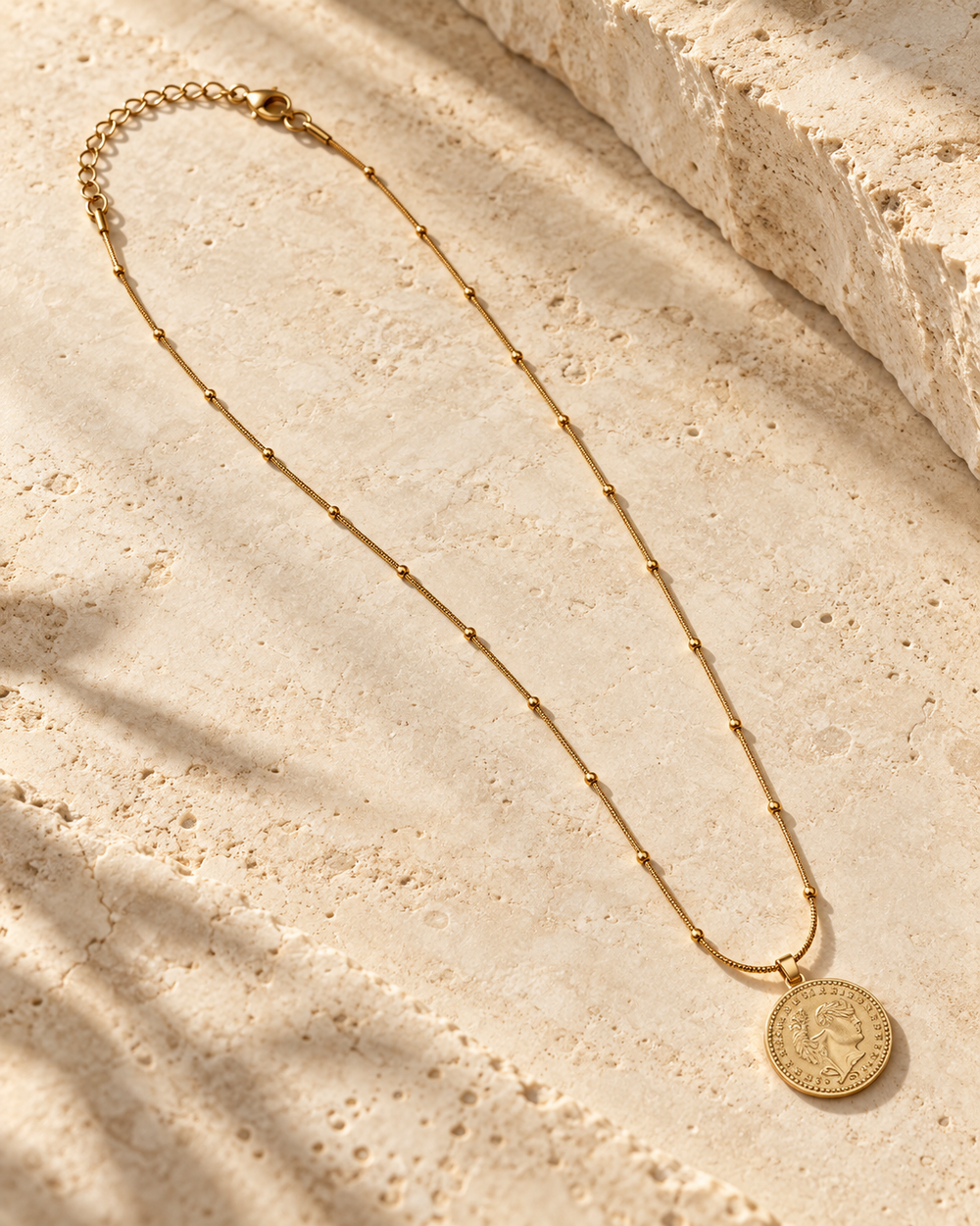 Collier médaille dorée — vue principale