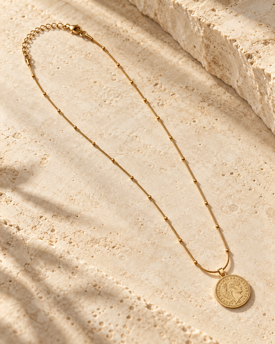 Collier médaille dorée — vue principale